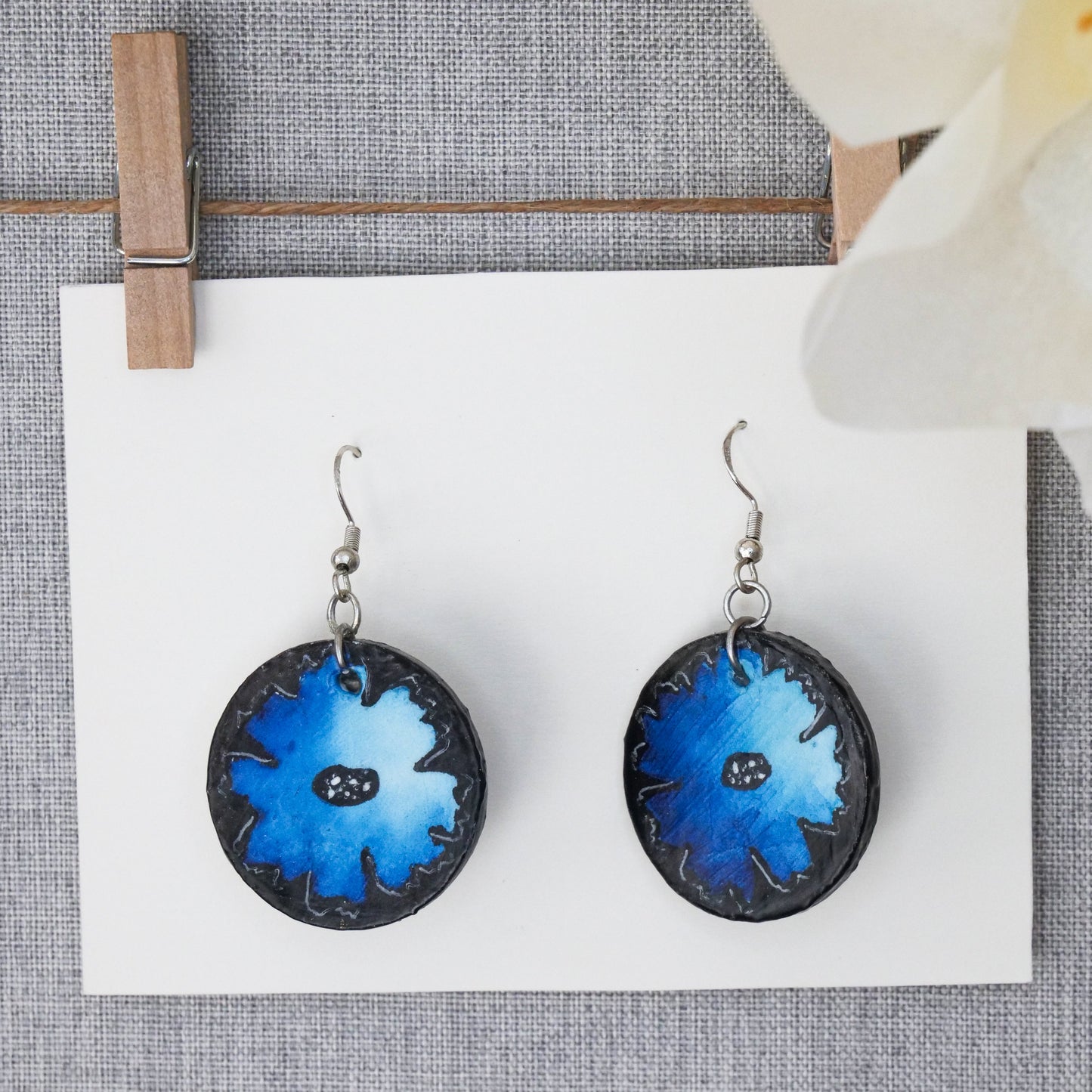 Wunderschöne mit Aquarell handbemalte Blüten-Ohrringe. Superleicht, groß, aus Silber und Holz, Unikat. Blau