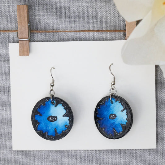 Wunderschöne mit Aquarell handbemalte Blüten-Ohrringe. Superleicht, groß, aus Silber und Holz, Unikat. Blau