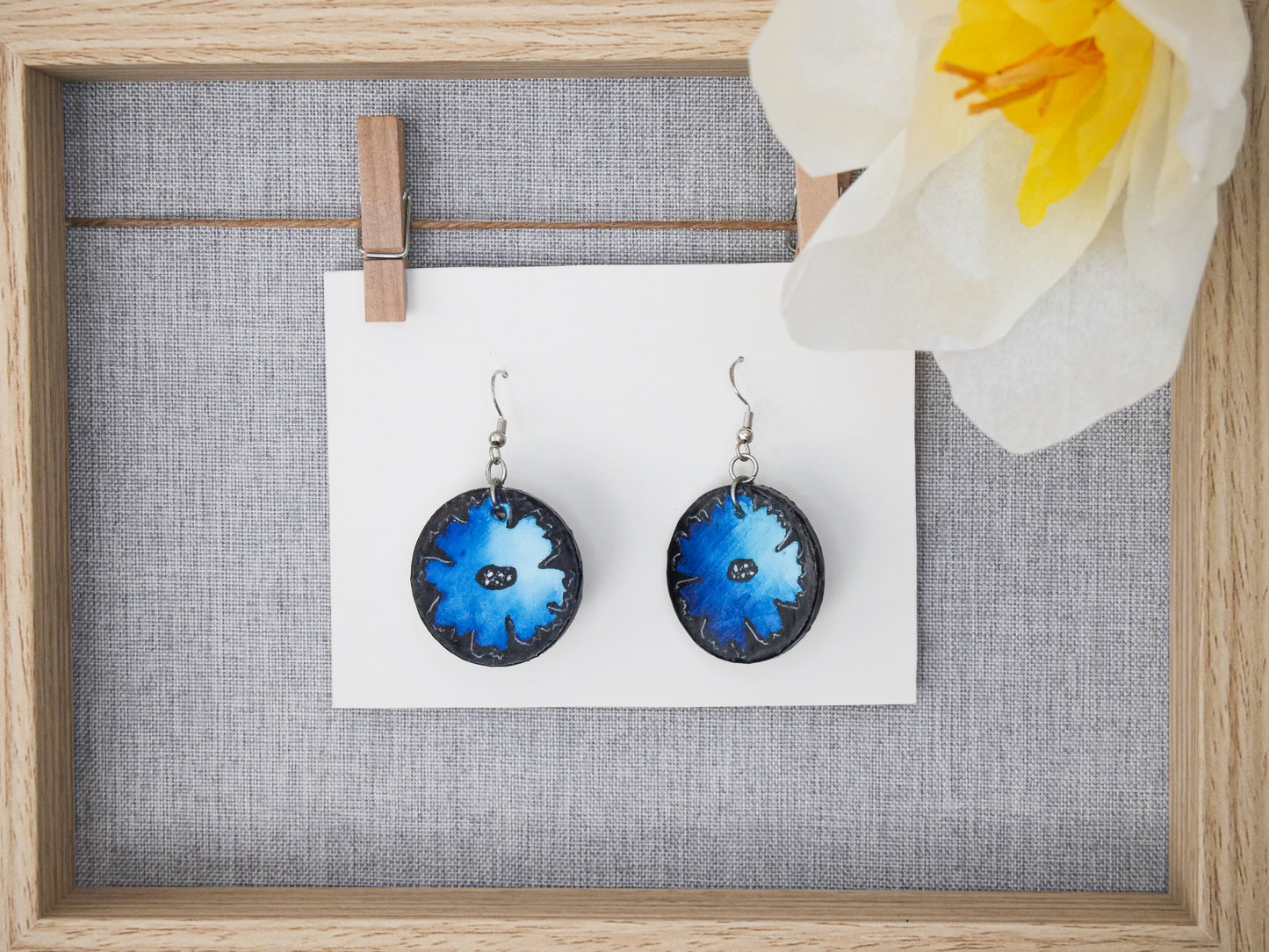 Wunderschöne mit Aquarell handbemalte Blüten-Ohrringe. Superleicht, groß, aus Silber und Holz, Unikat. Blau