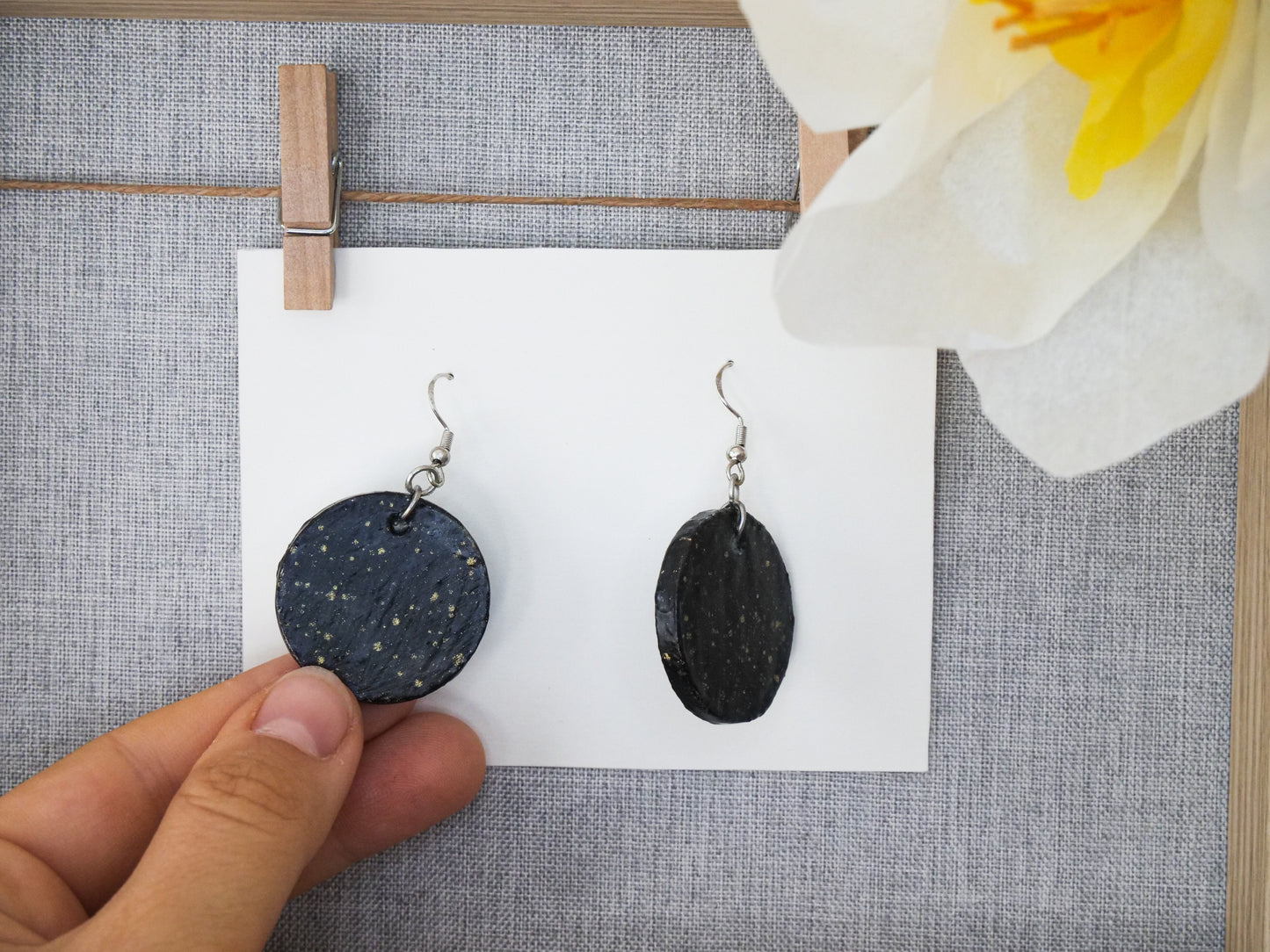 Wunderschöne mit Aquarell handbemalte Blüten-Ohrringe. Superleicht, groß, aus Silber und Holz, Unikat. Blau