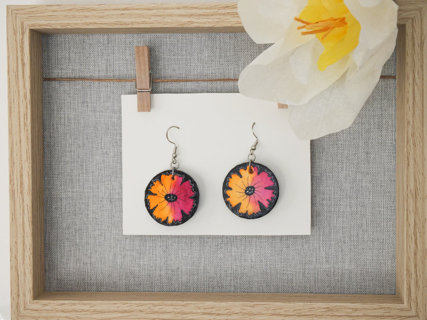 Wunderschöne mit Aquarell handbemalte Blüten-Ohrringe. Superleicht, groß, aus Silber und Holz, Unikat. Magenta-orange