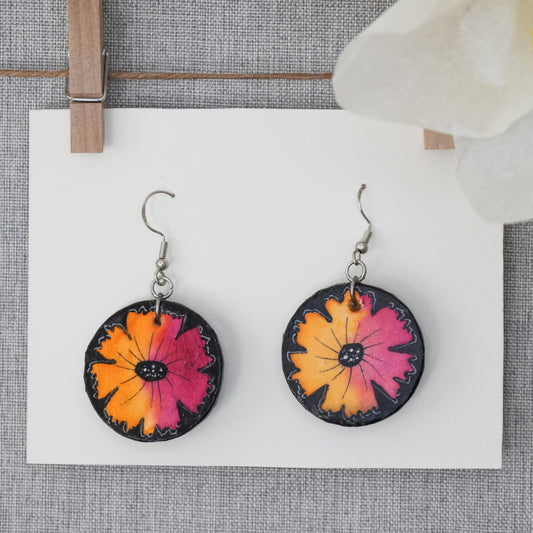 Wunderschöne mit Aquarell handbemalte Blüten-Ohrringe. Superleicht, groß, aus Silber und Holz, Unikat. Magenta-orange