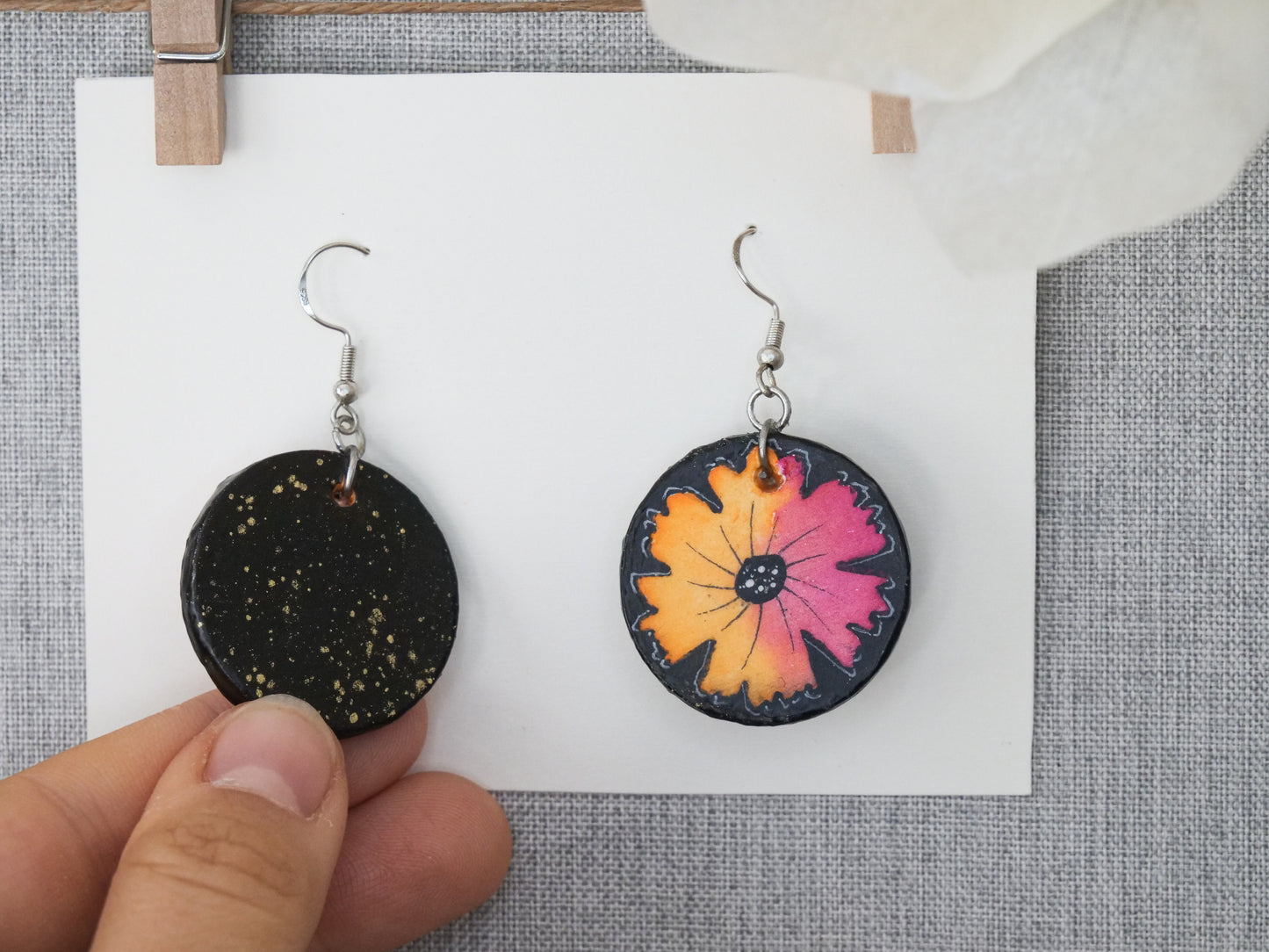 Wunderschöne mit Aquarell handbemalte Blüten-Ohrringe. Superleicht, groß, aus Silber und Holz, Unikat. Magenta-orange